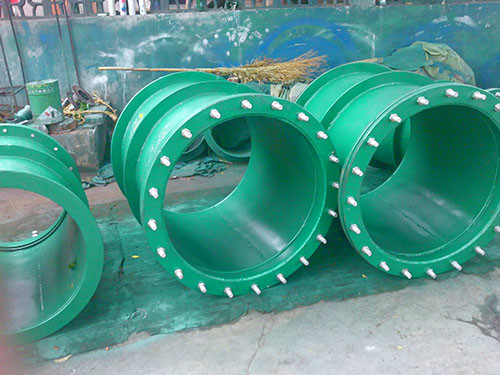 朔州市懷仁縣大口徑柔性<a href=http://www.www.dxco.com.cn target=_blank class=infotextkey>防水套管</a>噴涂現(xiàn)場